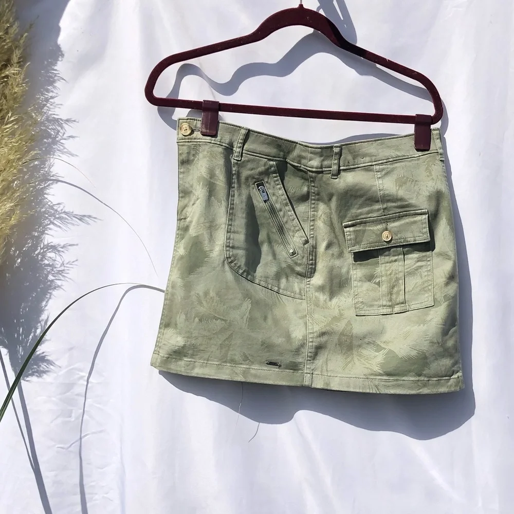 🛑CLEARANCE‼️ Hollister Palm Print Twill Skirt olive green size 9